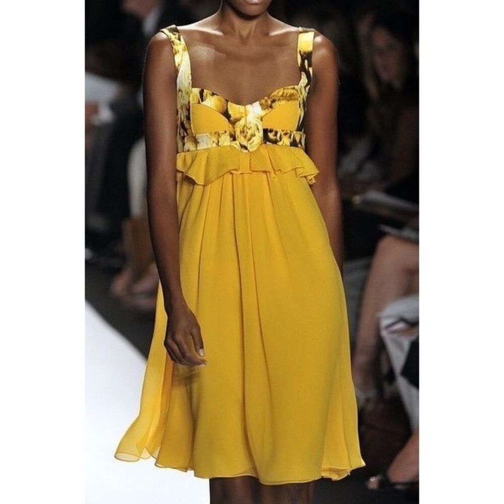 RUNWAY. Carolina Herrera Knee-Length Dress Size: 6
